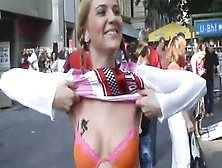 Joven Rubia Exhibicionista Muestra Sus Tetas