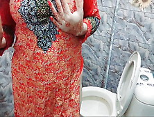 Desi Beautiful Mom Shaving Pussy And Armpits On Eid And Pissing In Bathroom