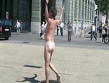Nude Man Runs Around A Public Square And Gets Attention