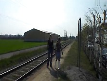 2 Girls Am Bahnsteig