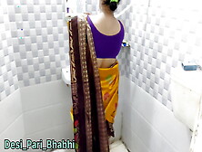 Yellow Saree Mein Apni Ko Nahate Dekh Kr Raha Nahi Gya To Unko Bathroom Mein Hi Ghus Kar Tang Utha Kr Choda