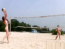 Zwei Nackte Teens Spielen Volleyball Am Strand 01254