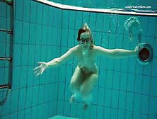 Morena Pervertida Desnudándose En La Piscina Bajo El Agua