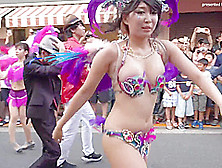 Smartphone Personal Shooting A Lady Who Dances Flashy At A Samba Street Event Is Manchira Ww. 94