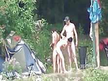 Nudistes Prennent Sur Le Terrain De Camping