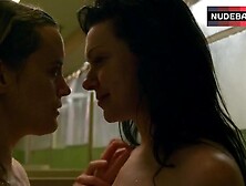 Laura Prepon Lesbian Scene In Shower – Orange Is The New Black