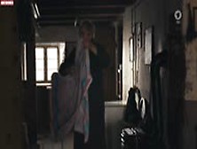 Aglaia Szyszkowitz In Zimmer Mit Stall - Die Waschbären Sind Los (2020)