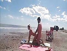 Una Coppia Sexy Scopa In Spiaggia