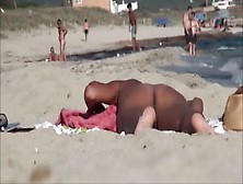 Filmando A Gostosa Na Praia De Nudismo