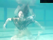 Blackhaired Beauty Irina Underwater