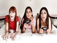 Las Chicas Gamer Alexa Nova,  Katya Rodriguez Y Rose Darling Se Turnan Para Chupar La Polla De Su Hermanastro