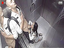 Ce Couple Fait Un Calin Dans L Ascenseur