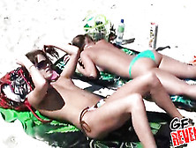 Молодые Девушки Загорают Топлес На Пляже