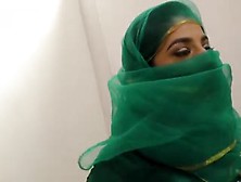 Fatima Verlaat De Seks Boetiek Met Een Plakbekje