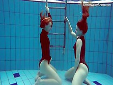 Jeunes Brunes Diana Zelenkina Et Simonna Aiment Nager Nues Dans La Piscine