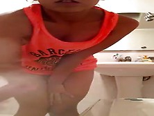 Linda Moreninha Tirando Roupa No Banheiro