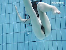 Hot Chicks Swim Nude Underwater