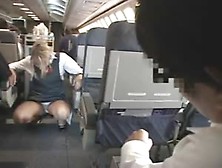 Een Blonde Stewardess Pijpt Een Aziatische Jongen