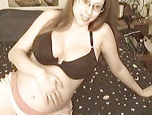 Pregnant Lassie Posing On Webcam