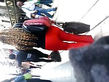Mujer En Pantalon Rojo Ajustado