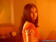 Sensual Indian Babe Shows Off That Amazing Body