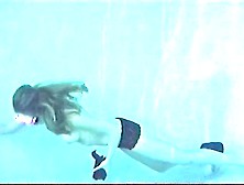 Donna Topless Underwater