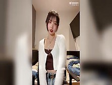 Cute Asian Girl Showes Her Pussy