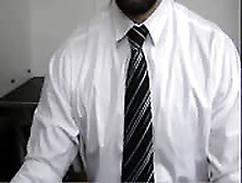Un Uomo Con La Barba In Giacca E Cravatta