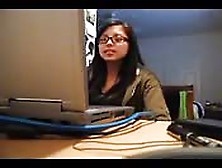 Junge Asiatin Vor Einer Spionagecam