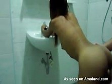 Vagabunda Da Tailandia Dando De Quatro No Banheiro