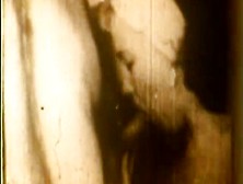 Un Hombre Recibiendo Una Mamada En Una Escena Sepia De Porno Vintage