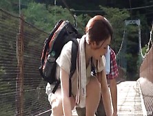 Braunhaarige Japanerin Heki Takashima Läuft Im Park Draußen Im Minirock