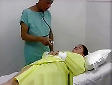 Femme Enceinte Branle Son Medecin Lors D'une Visite
