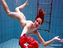 Heiße Junge Brünette Avenna Springt Mit Rotem Kleid In Den Pool Und Strippt