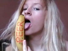 Devote-Schlampe - Bananenfick