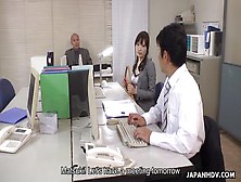 Japanische Sekretärin Bläst Auf Knie Im Büro Pov