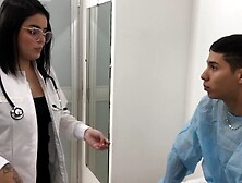 Doctora De Enorme Culo Ayuda A Su Paciente Con Su Problema De Erección - En Español