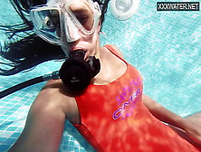 Hottest Underwater Masturbate With Amelie Bruna