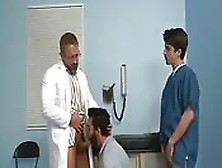 Médico E Enfermeira Ajudando Um Novo Paciente