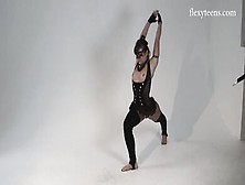 Gelenkige Scharfe Junge Tänzerin Posiert Und Tänzelt Im Schwarzen Tütü