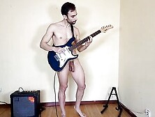Toco La Guitarra Completamente Desnudo ????????????