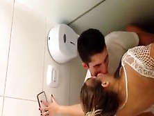 Flagra Estudantes Do Rj Fazendo Sexo No Banheiro Da Balada