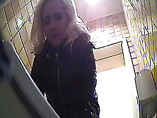 Blonde Is Demonstrating Her Booty On The Hidden Camera