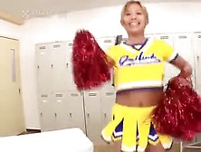 Aziatische Cheerleader Krijgt Enthousiaste Beloning In De Kleedkamer