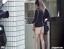Japonesa Madura Grabada Por Una Cámara Escondida Orinando En Público