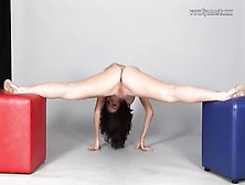 Juicy Gymnast Looks Amazing Stretching Fully Naked