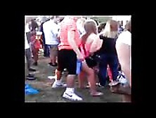 Dançando Colados Em Um Festival