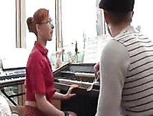 Rothaarige Übt Klavier