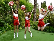 Le Piccole E Carine Cheerleader Emma Starletto,  Lily Glee E Gia Gelato Scopano Il Loro Allenatore Pervertito