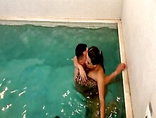 Couple Fucking In The Pool Until The Husband Comes In His Girl's Mouth